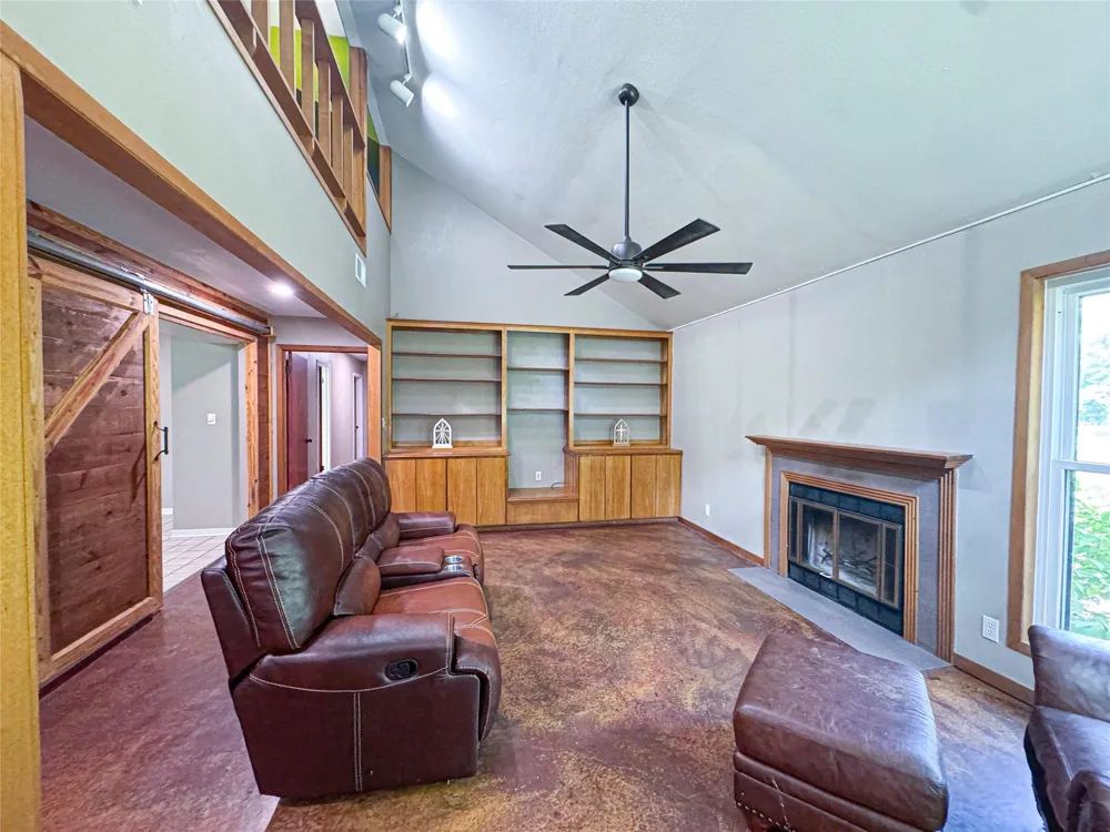 5610 County Road 823 West Columbia, TX 77486