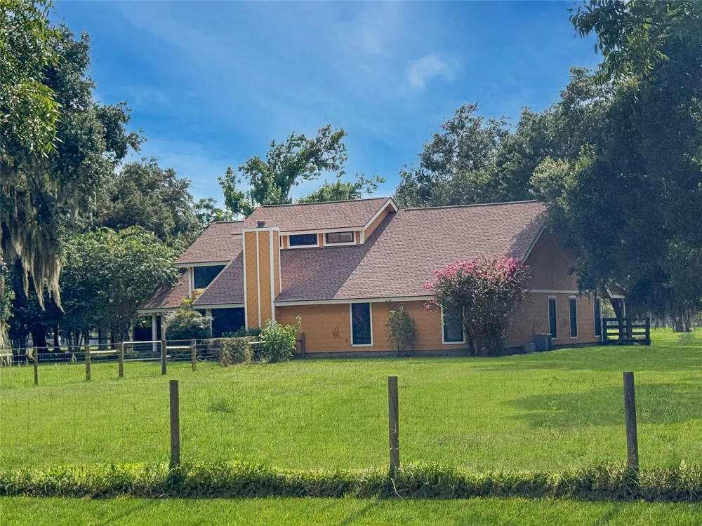5610 County Road 823 West Columbia, TX 77486