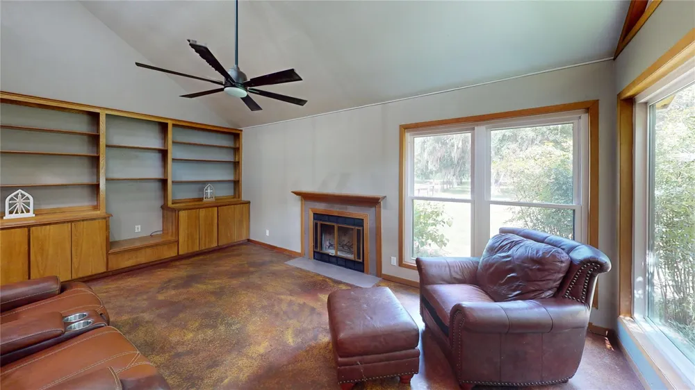 5610 County Road 823 West Columbia, TX 77486