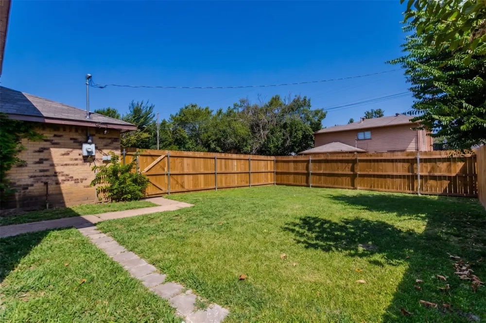 11805 S Eloise Balch Springs, TX 75180