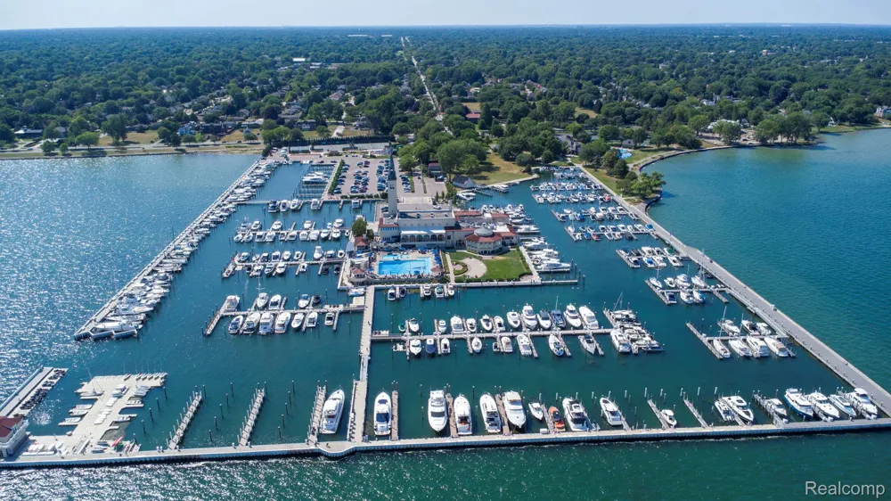 60 Stillmeadow Lane Grosse Pointe City, MI 48236