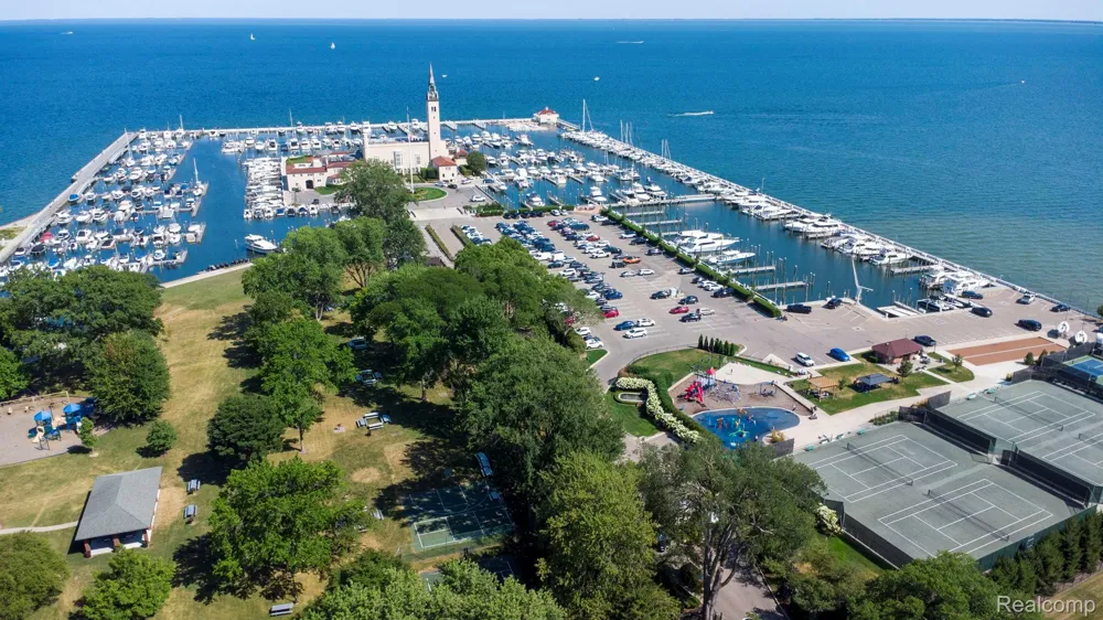 60 Stillmeadow Lane Grosse Pointe City, MI 48236