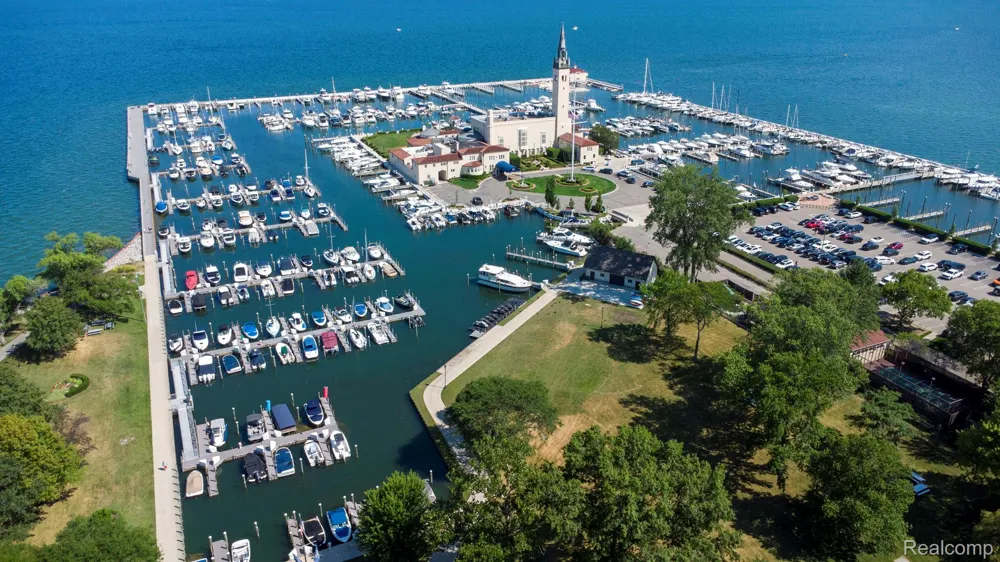 60 Stillmeadow Lane Grosse Pointe City, MI 48236