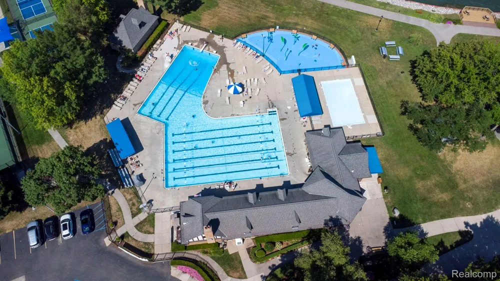 60 Stillmeadow Lane Grosse Pointe City, MI 48236
