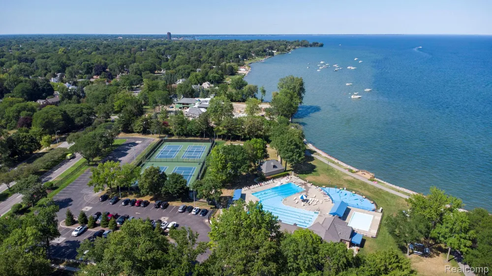 60 Stillmeadow Lane Grosse Pointe City, MI 48236