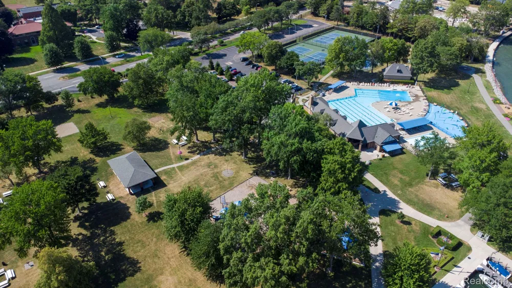 60 Stillmeadow Lane Grosse Pointe City, MI 48236