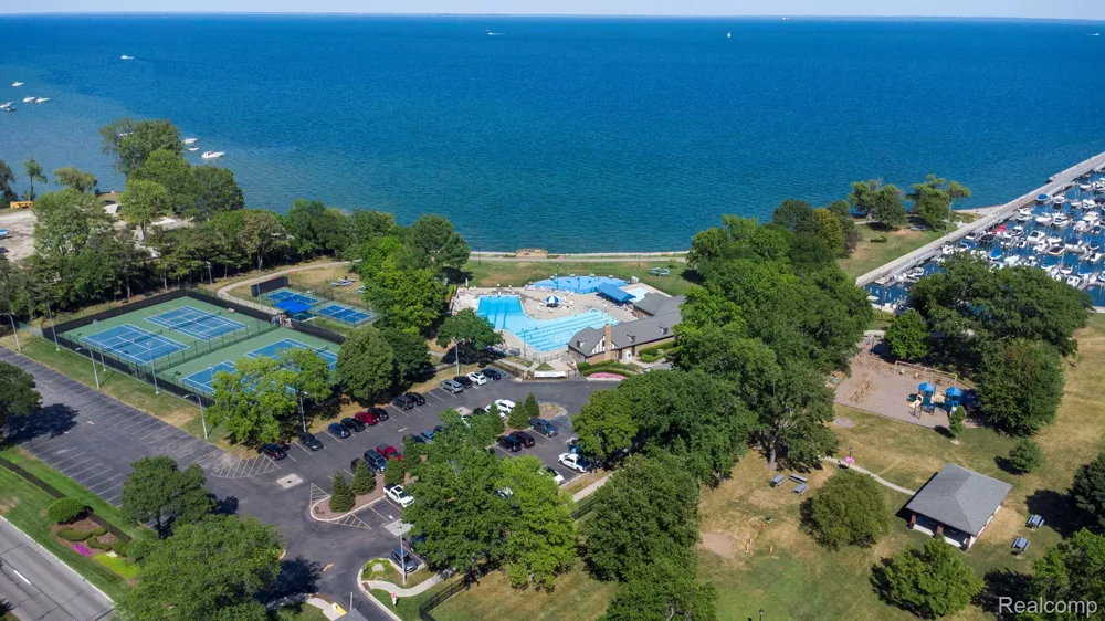 60 Stillmeadow Lane Grosse Pointe City, MI 48236