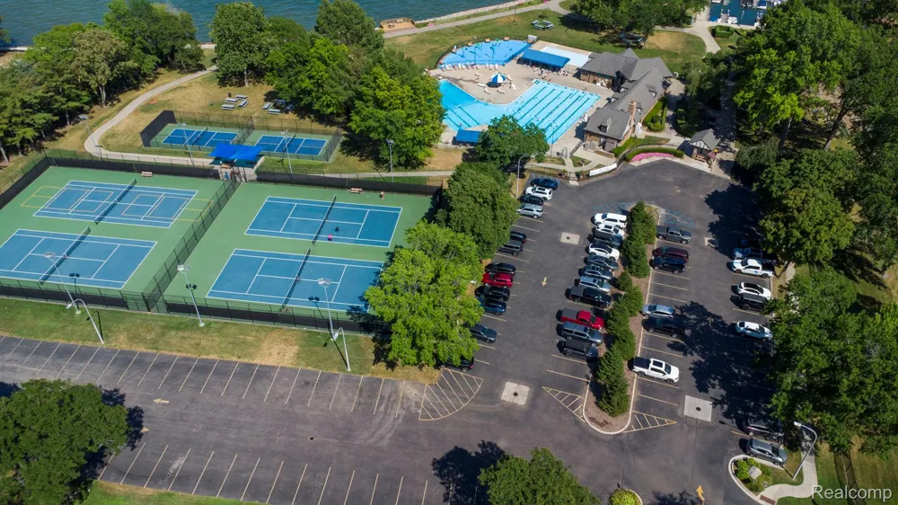60 Stillmeadow Lane Grosse Pointe City, MI 48236