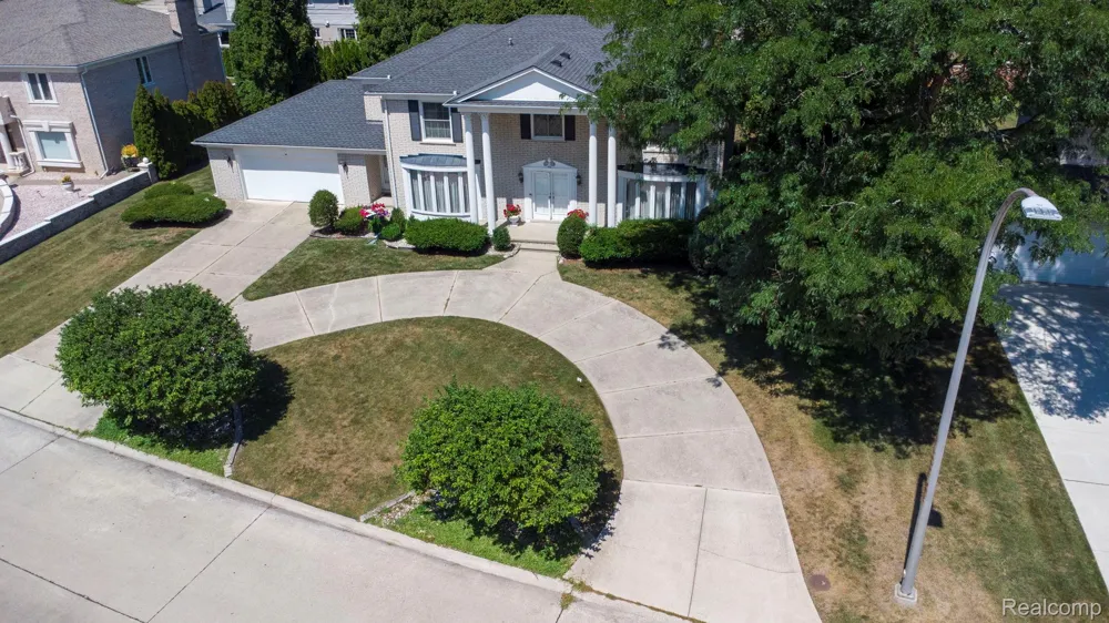 60 Stillmeadow Lane Grosse Pointe City, MI 48236