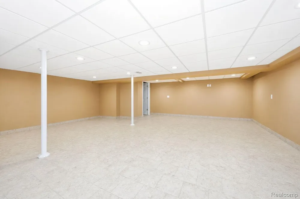 60 Stillmeadow Lane Grosse Pointe City, MI 48236