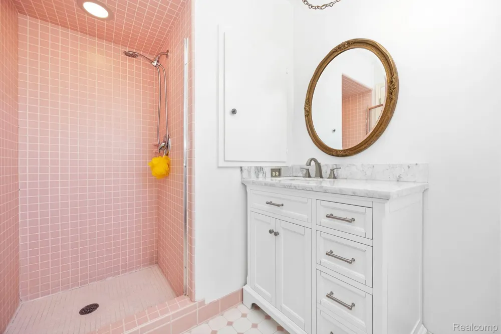 60 Stillmeadow Lane Grosse Pointe City, MI 48236