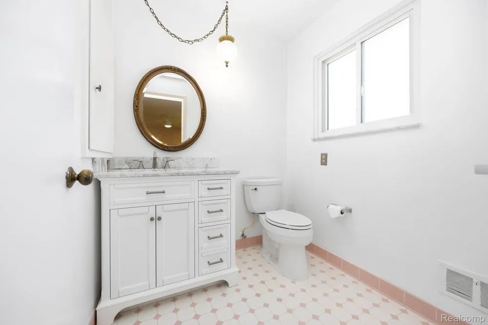 60 Stillmeadow Lane Grosse Pointe City, MI 48236