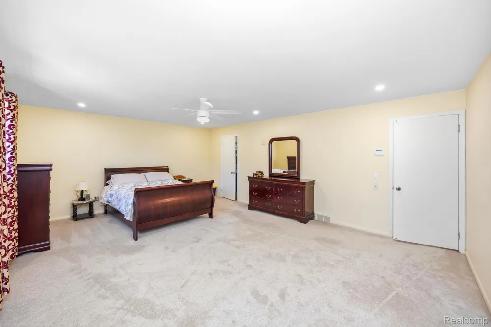 60 Stillmeadow Lane Grosse Pointe City, MI 48236