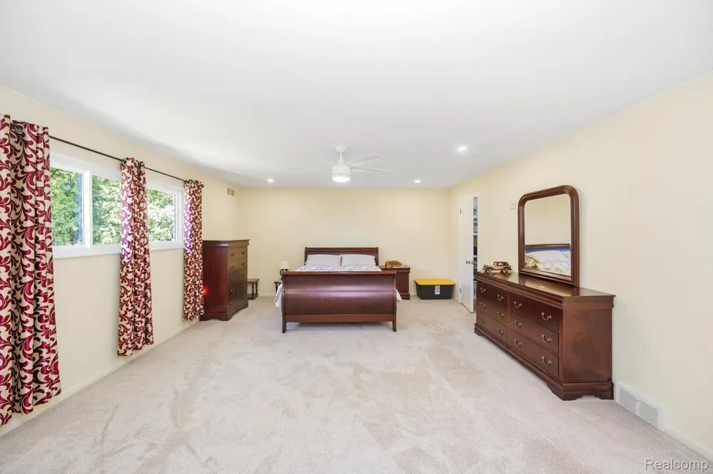 60 Stillmeadow Lane Grosse Pointe City, MI 48236