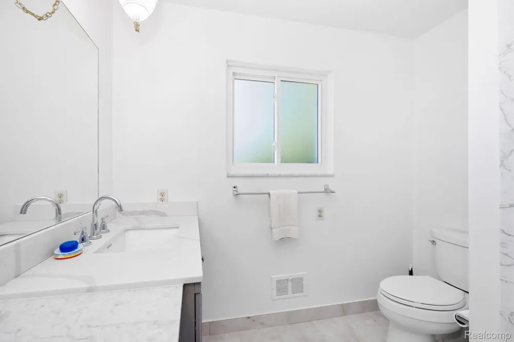60 Stillmeadow Lane Grosse Pointe City, MI 48236