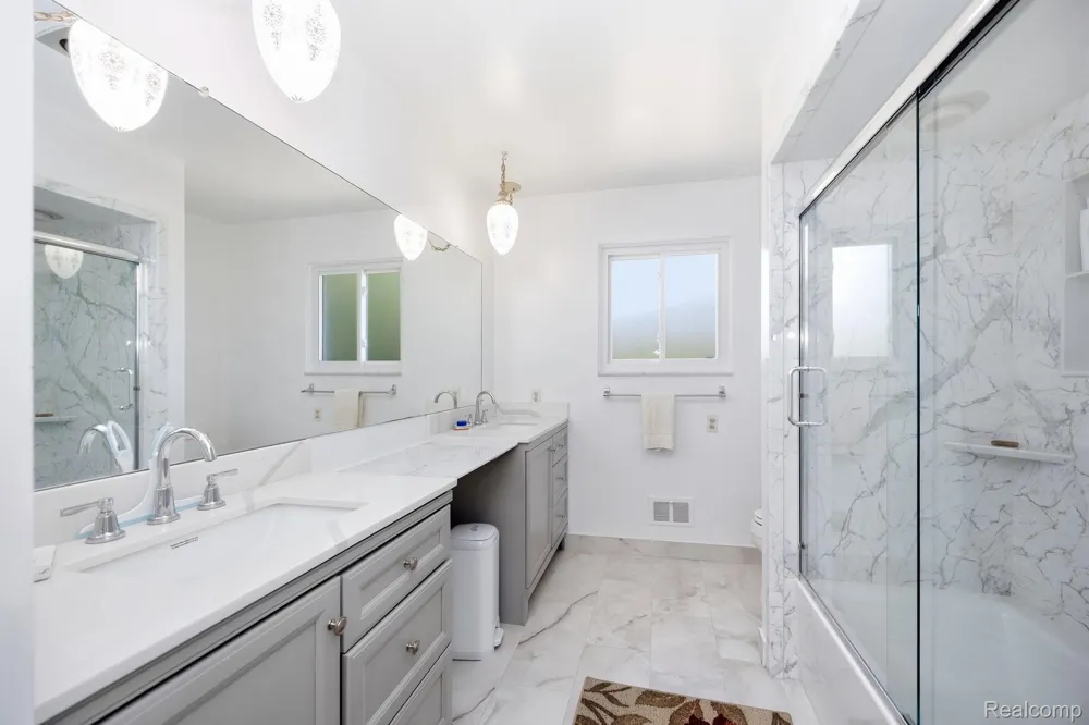 60 Stillmeadow Lane Grosse Pointe City, MI 48236