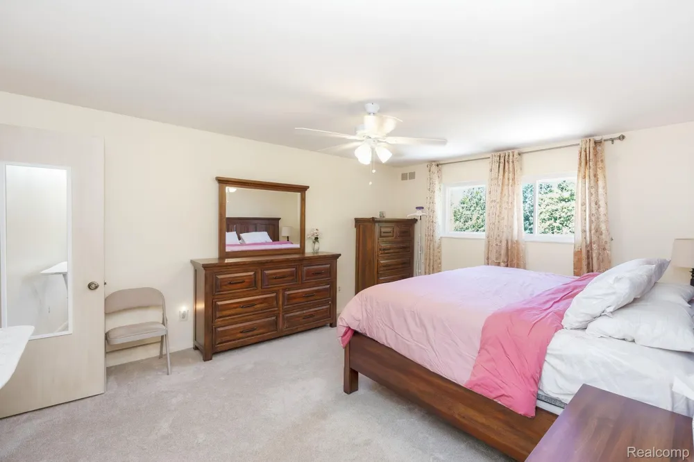 60 Stillmeadow Lane Grosse Pointe City, MI 48236