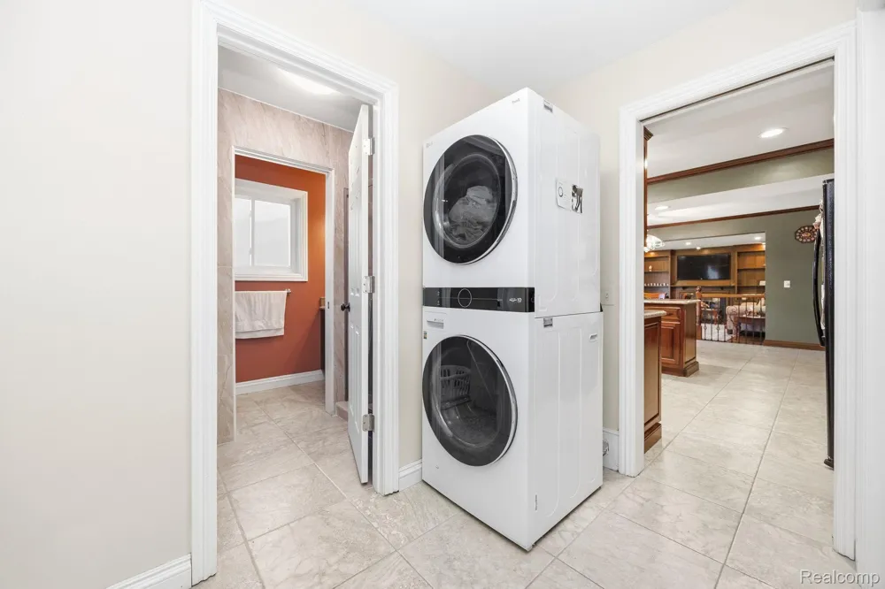 60 Stillmeadow Lane Grosse Pointe City, MI 48236