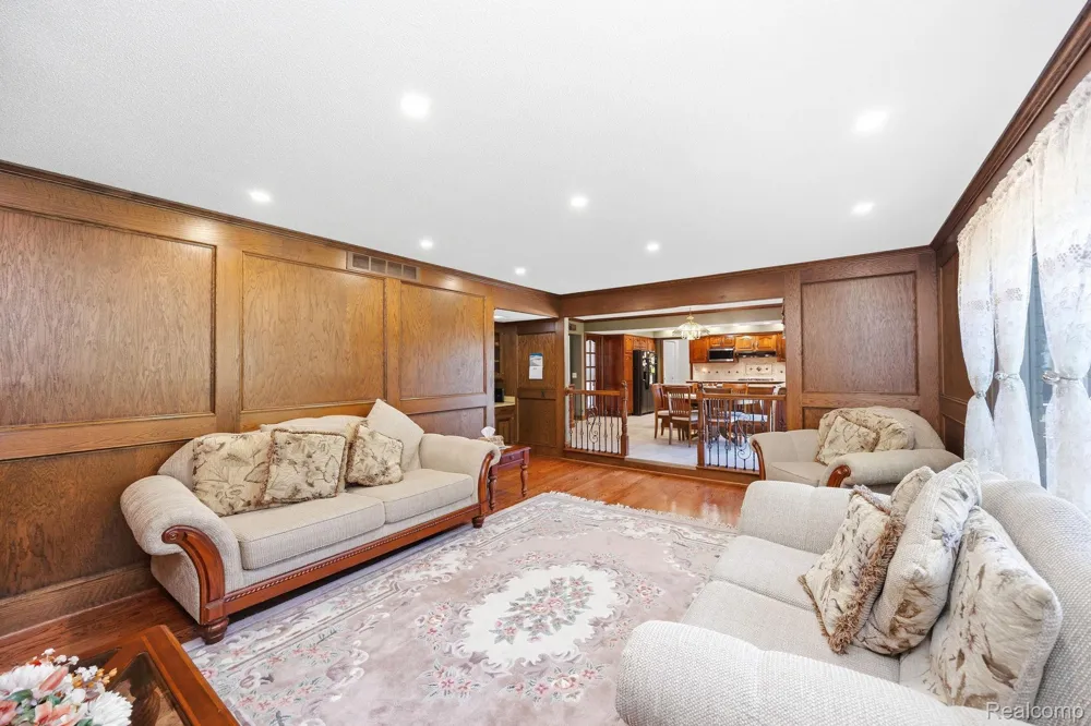 60 Stillmeadow Lane Grosse Pointe City, MI 48236