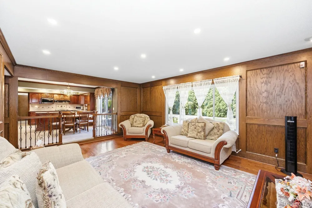 60 Stillmeadow Lane Grosse Pointe City, MI 48236