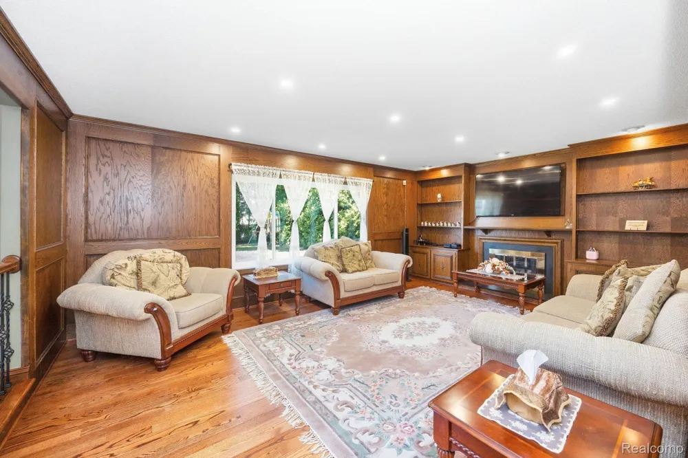 60 Stillmeadow Lane Grosse Pointe City, MI 48236