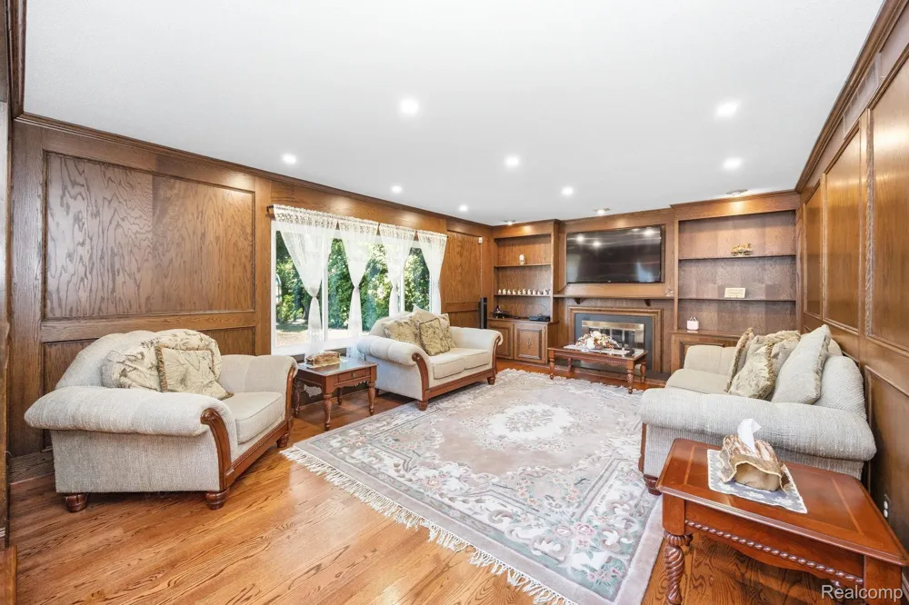 60 Stillmeadow Lane Grosse Pointe City, MI 48236