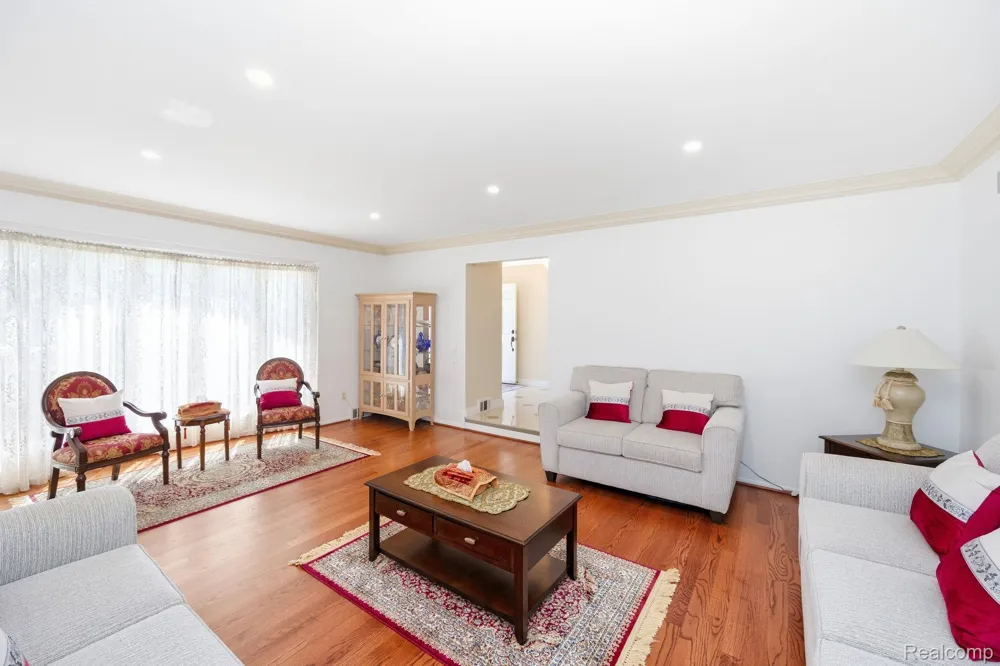 60 Stillmeadow Lane Grosse Pointe City, MI 48236