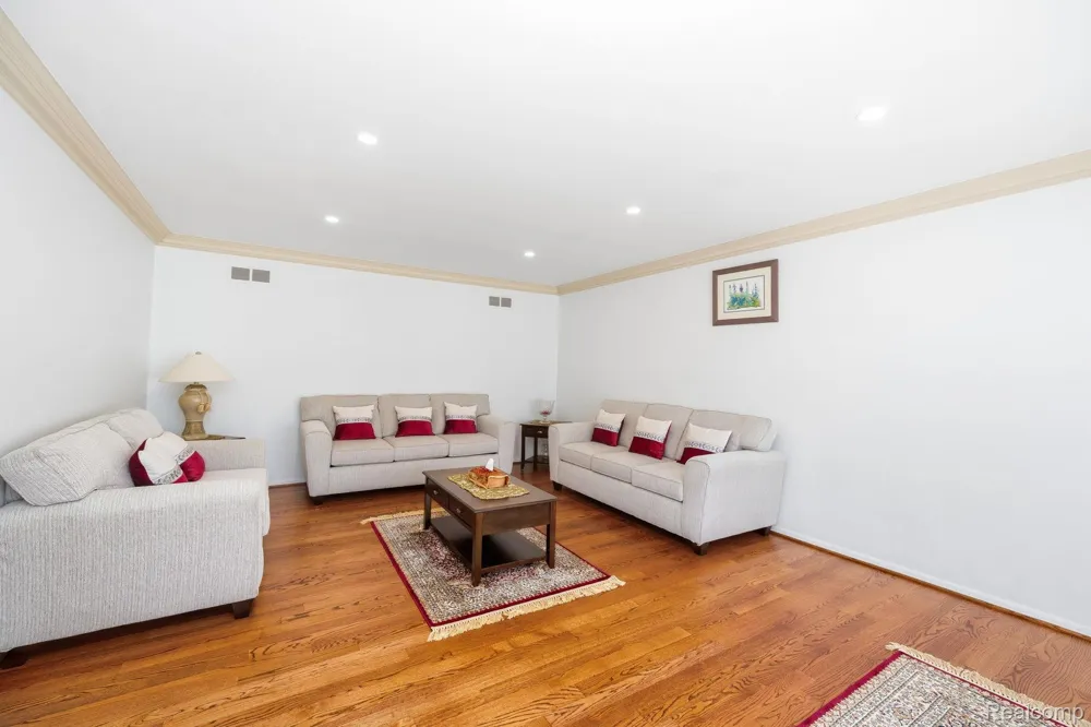 60 Stillmeadow Lane Grosse Pointe City, MI 48236