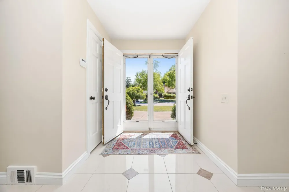 60 Stillmeadow Lane Grosse Pointe City, MI 48236