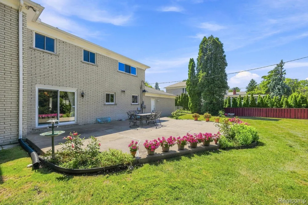 60 Stillmeadow Lane Grosse Pointe City, MI 48236