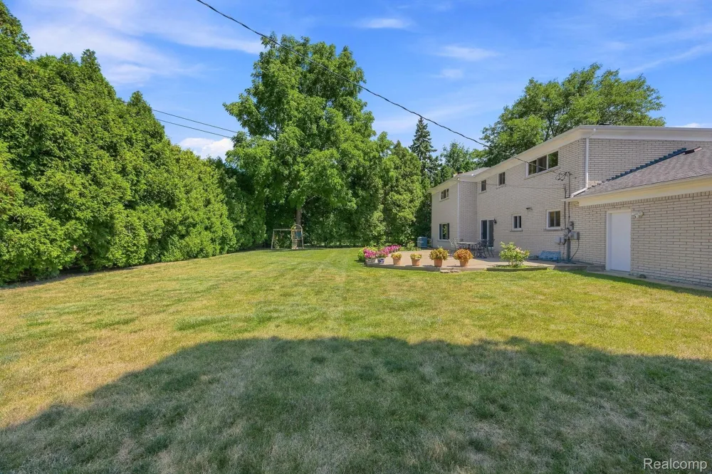 60 Stillmeadow Lane Grosse Pointe City, MI 48236