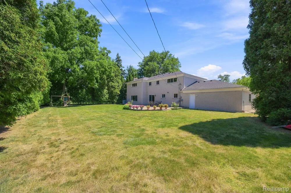 60 Stillmeadow Lane Grosse Pointe City, MI 48236