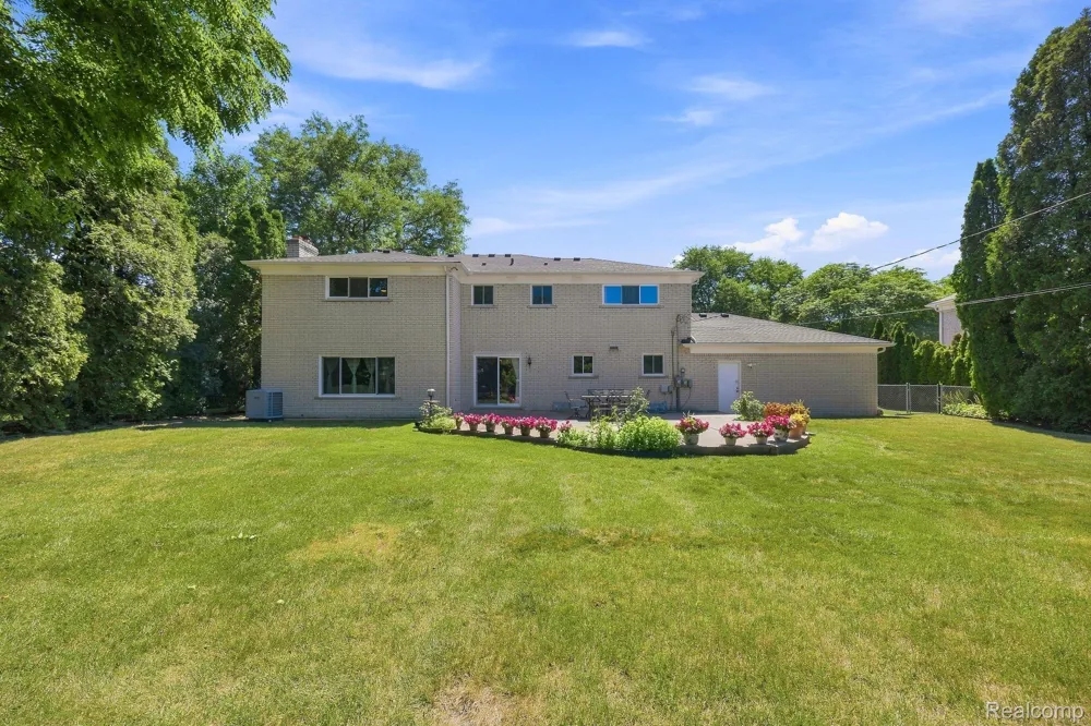 60 Stillmeadow Lane Grosse Pointe City, MI 48236