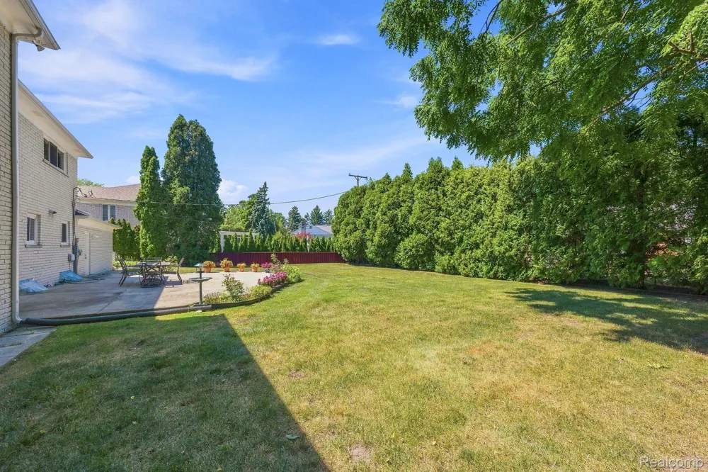 60 Stillmeadow Lane Grosse Pointe City, MI 48236