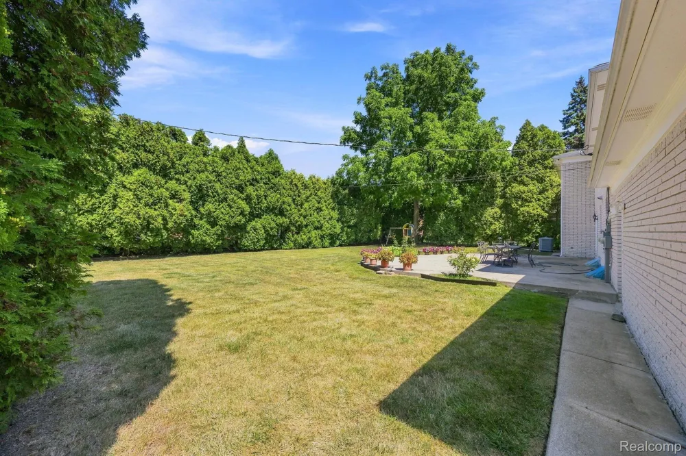 60 Stillmeadow Lane Grosse Pointe City, MI 48236