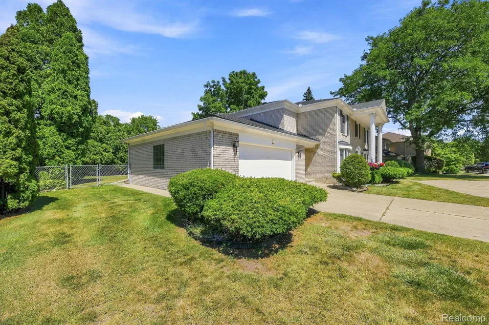 60 Stillmeadow Lane Grosse Pointe City, MI 48236