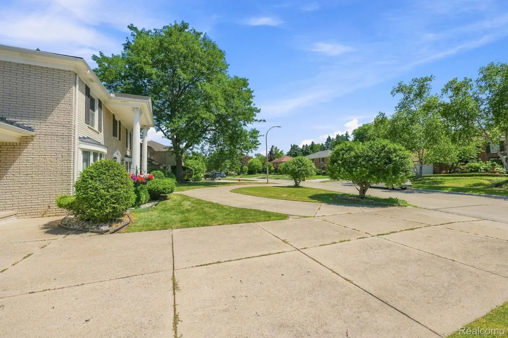 60 Stillmeadow Lane Grosse Pointe City, MI 48236
