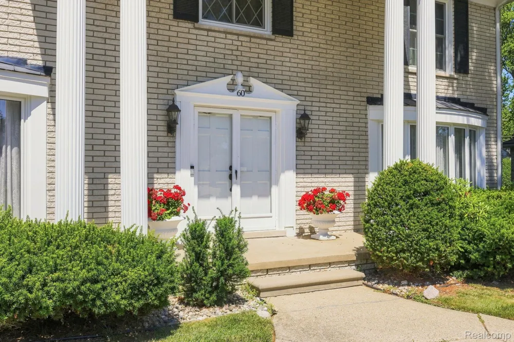 60 Stillmeadow Lane Grosse Pointe City, MI 48236