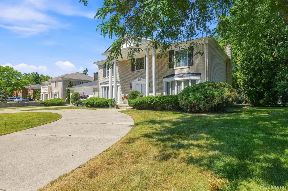 60 Stillmeadow Lane Grosse Pointe City, MI 48236
