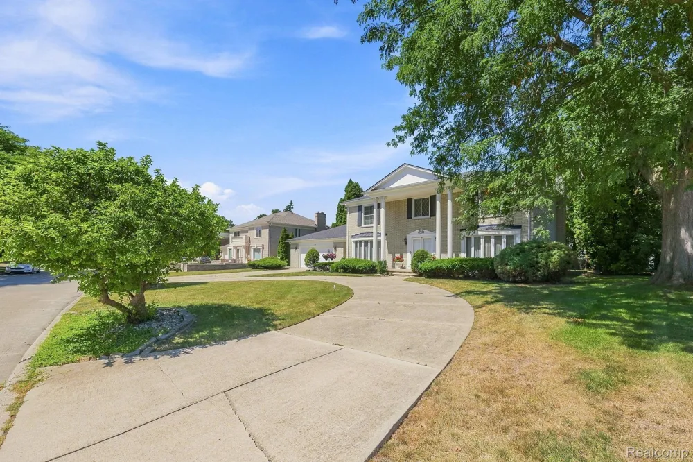 60 Stillmeadow Lane Grosse Pointe City, MI 48236