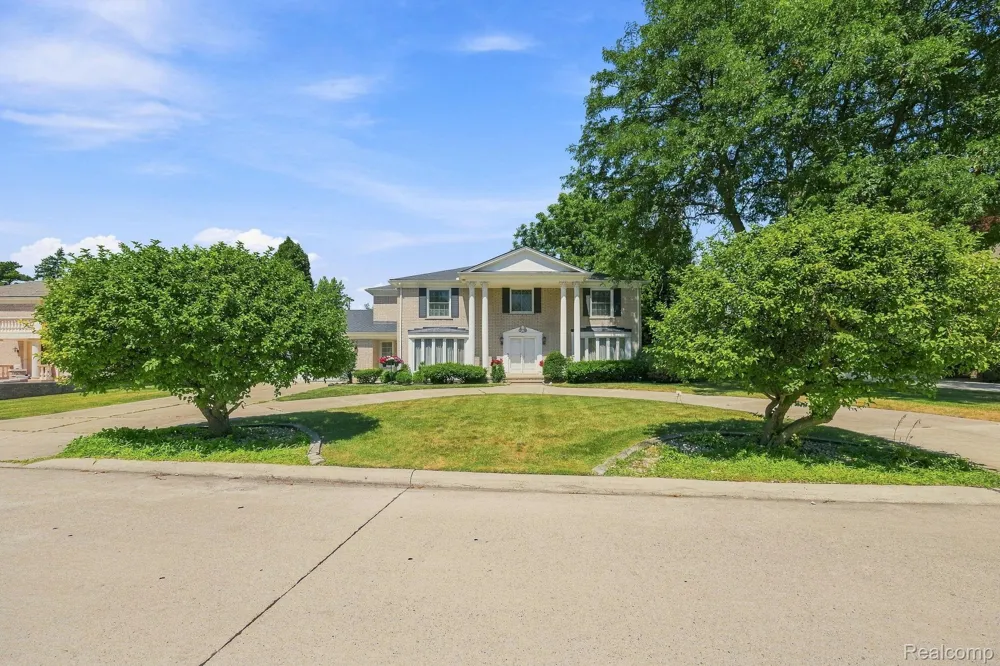 60 Stillmeadow Lane Grosse Pointe City, MI 48236