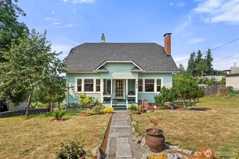 735 Cowlitz Street E