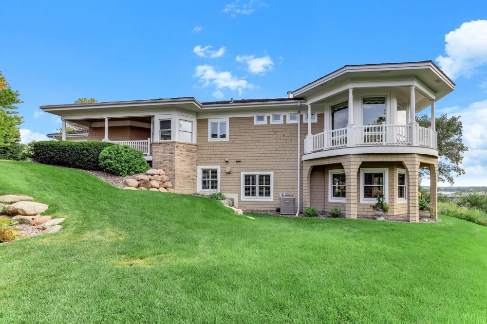 718 Widsten Circle Wayzata, MN 55391