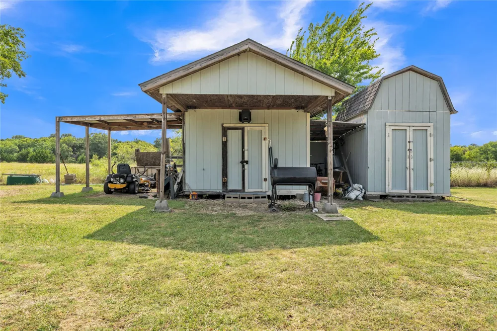 5156 County Road 304 Grandview, TX 76050