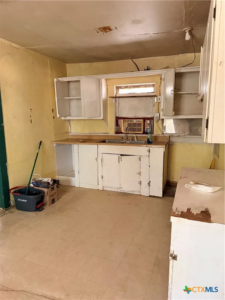 1414 Main Street Blanco, TX 78606