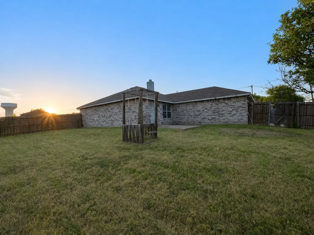 1908 Chapman Drive Lancaster, TX 75134