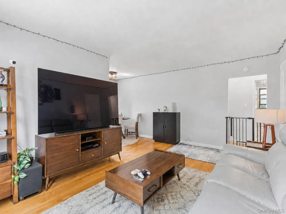 196-29 69th Ave ##1st Fl Fresh Meadows, NY 11365
