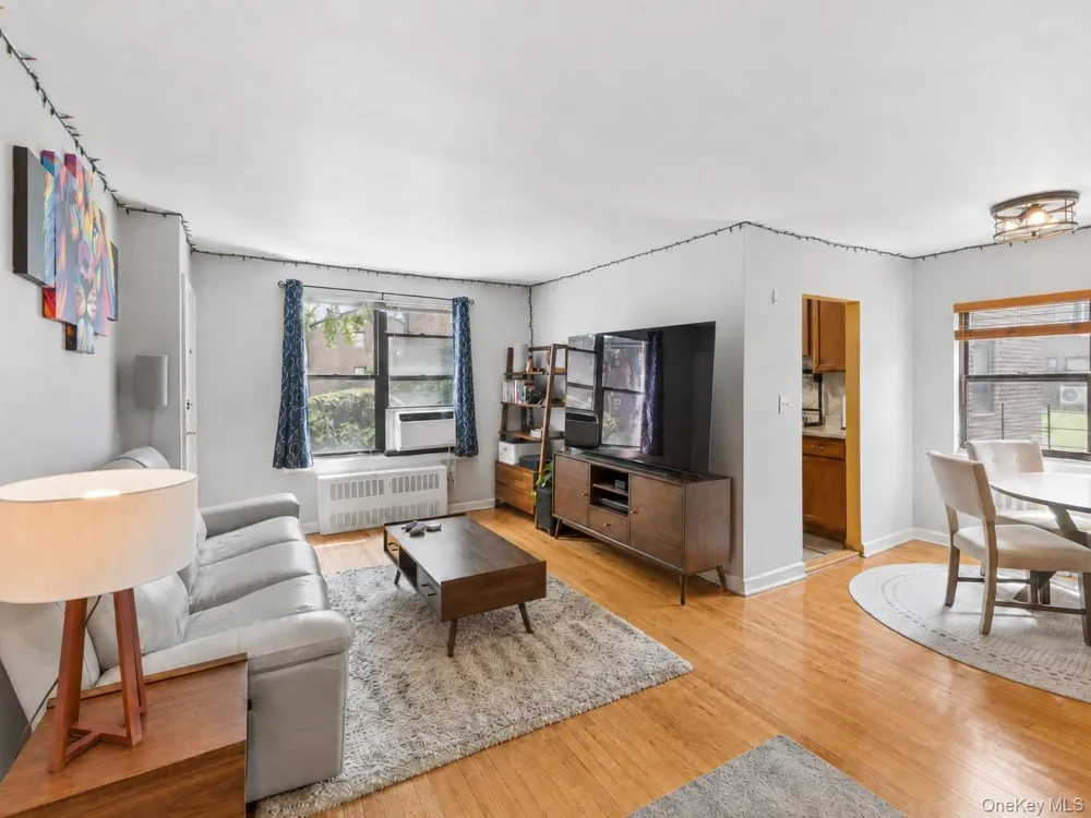 196-29 69th Ave ##1st Fl Fresh Meadows, NY 11365