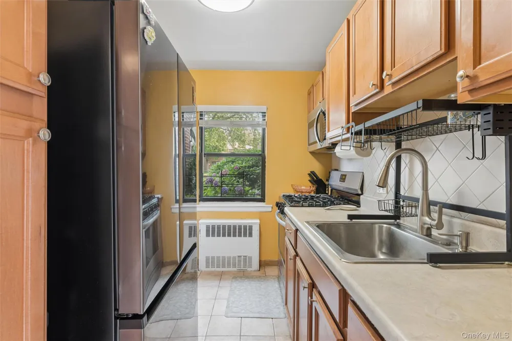 196-29 69th Ave ##1st Fl Fresh Meadows, NY 11365