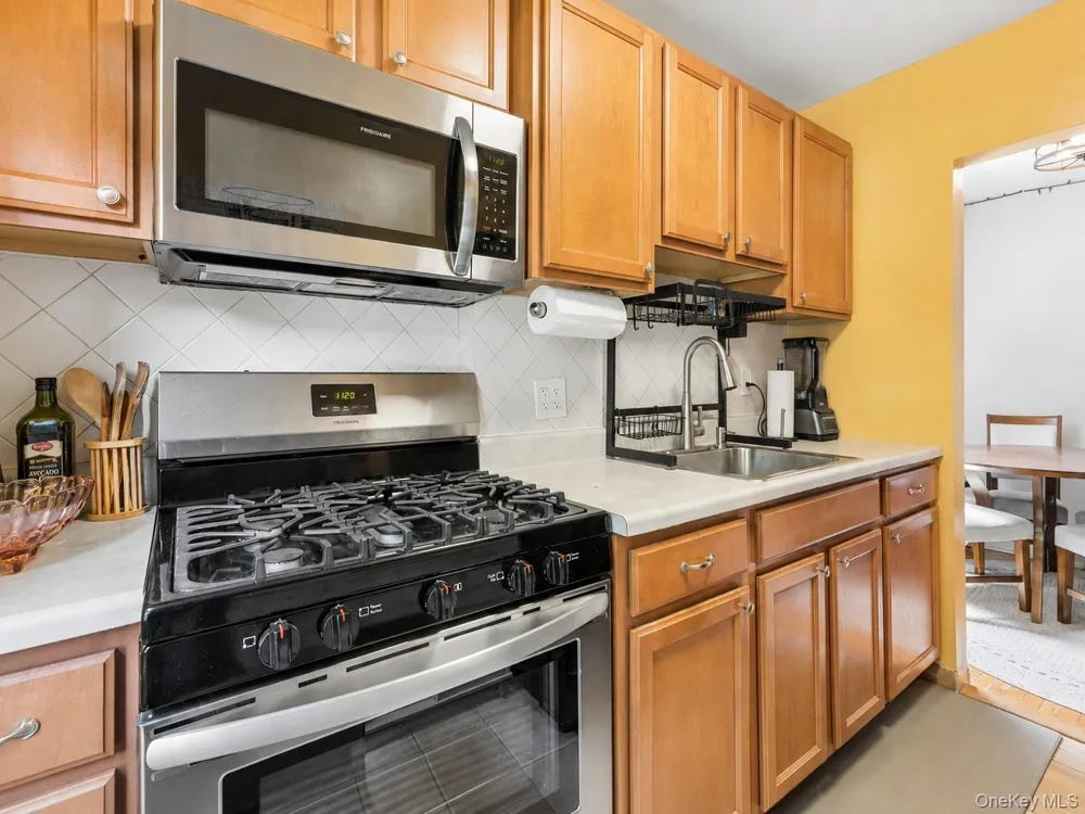 196-29 69th Ave ##1st Fl Fresh Meadows, NY 11365